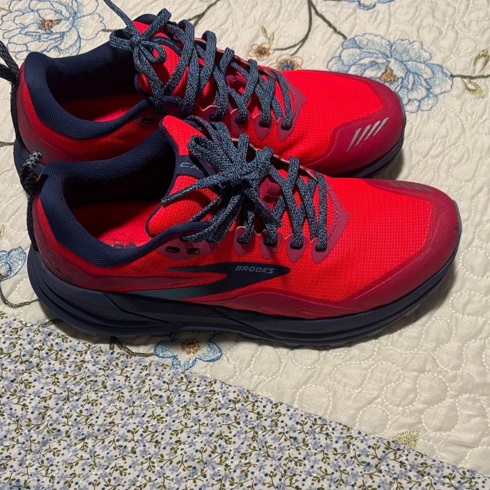 Brooks women’s Cascadia 16 trail running shoe